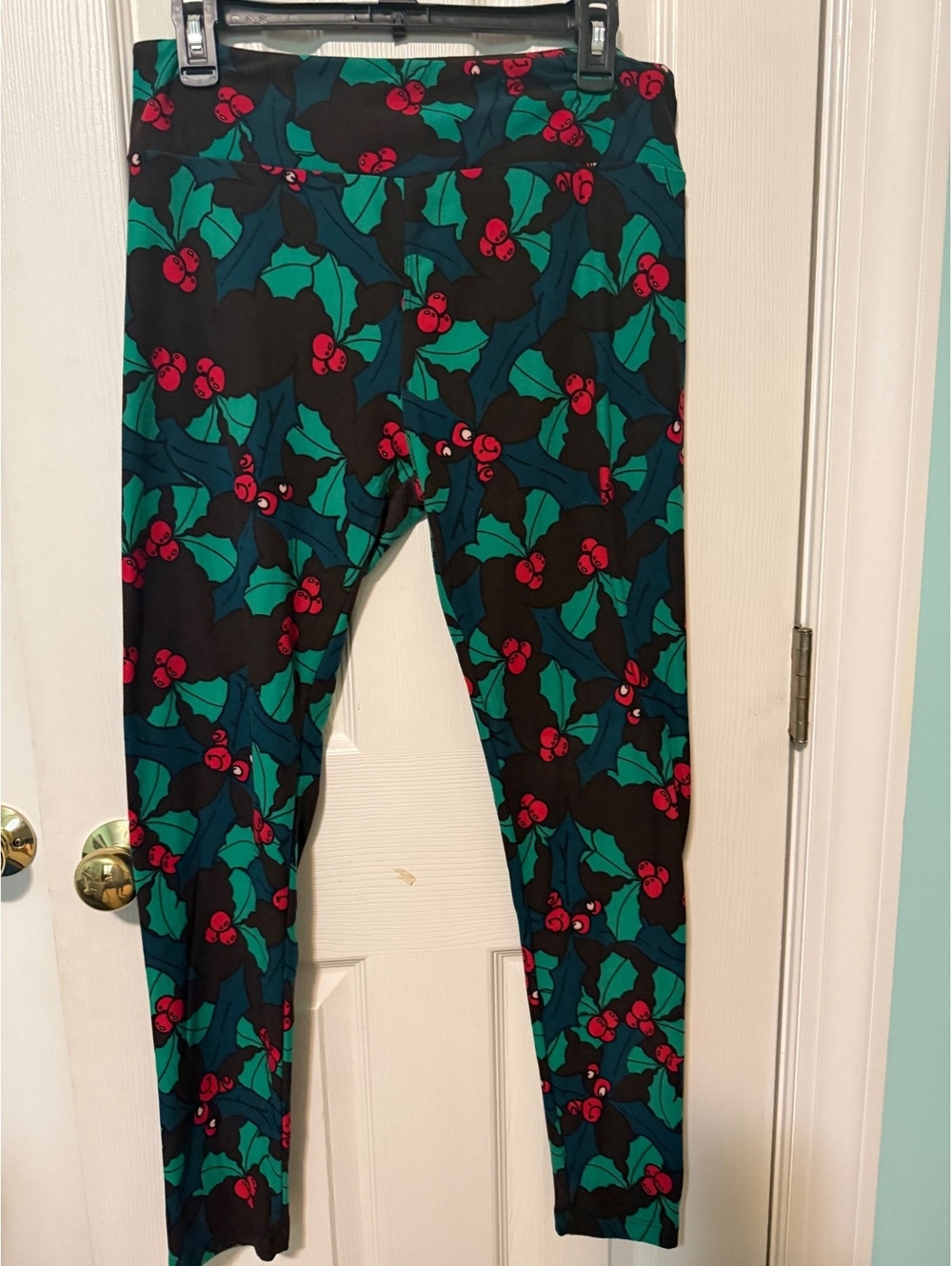 LuLaRoe Tall & Curvy Leggings with Festive Holly Berry Print
